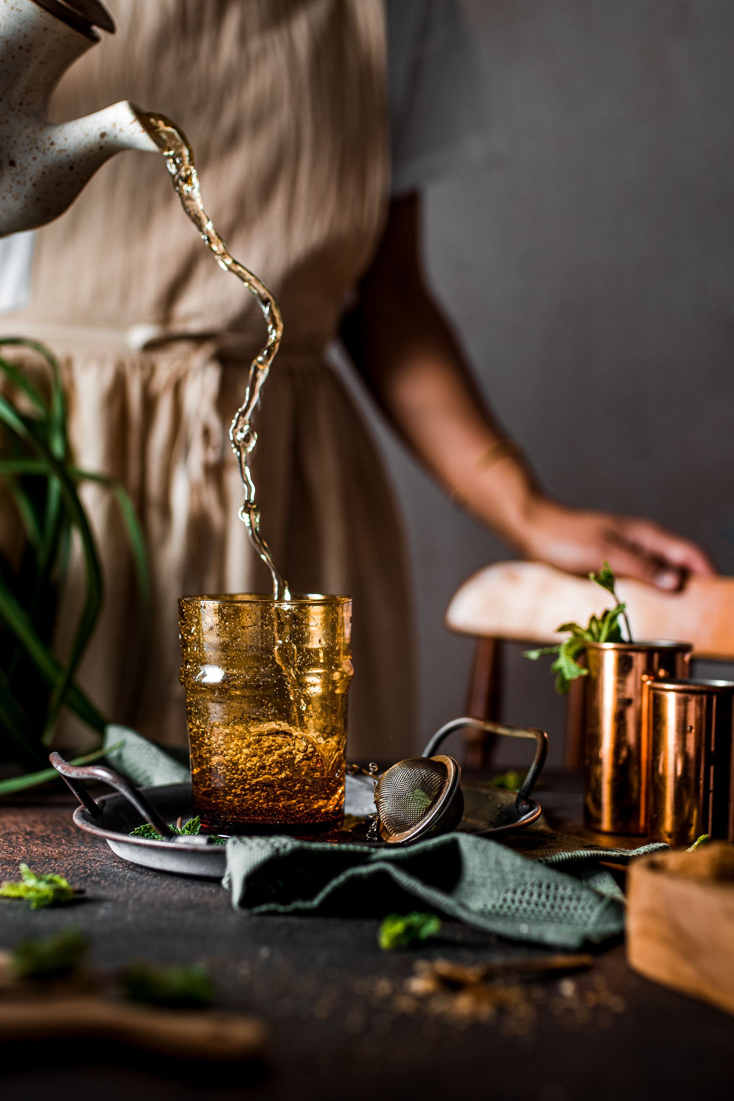 Tea pour in glass